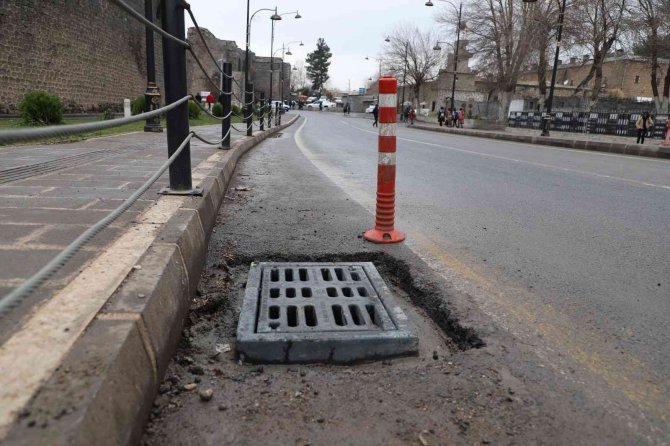 Di̇ski̇ Çalınan Izgaralar Yerine Geri Dönüşümsüz Malzemeden Yapılanları Bırakıyor