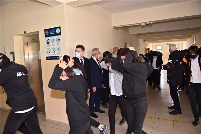 Diyarbakır’da ’Deprem Anı Ve Tahliye Tatbikatı’ Gerçekleştirildi