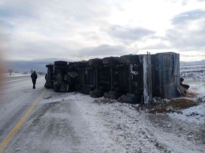 Elazığ’da Tır Devrildi: 2 Yaralı