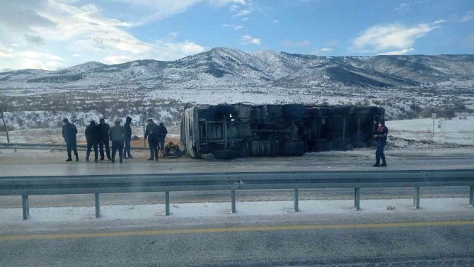 Elazığ’da Tır Devrildi: 2 Yaralı
