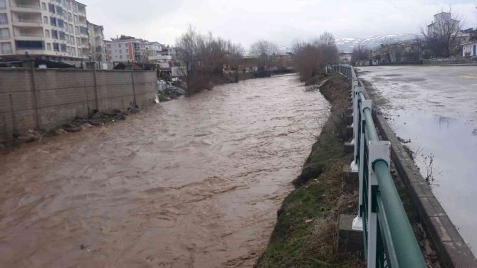 Elazığ’da Yoğun Yağışların Ardından Dereler Taştı, Vatandaşlara Anonsla Sel Uyarısı Yapıldı