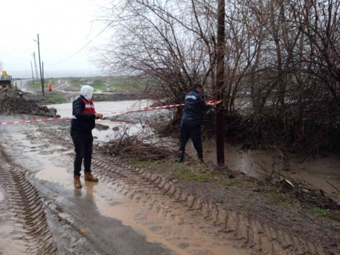 Elazığ’da Sel Suları Altında Kalan Köprü Ulaşıma Kapatıldı