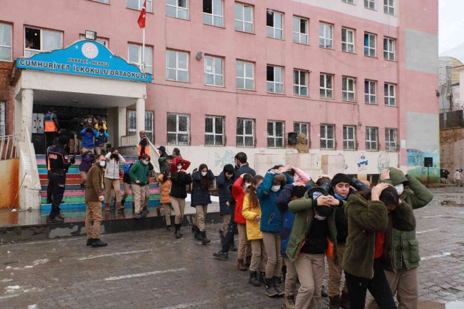 Hakkari’deki 369 Okulda Deprem Tahliye Tatbikatı