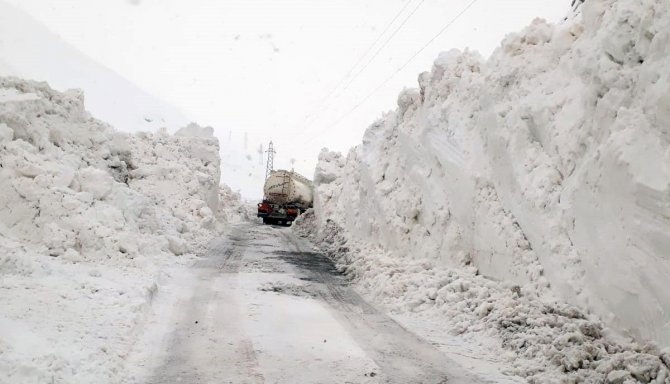 Yüksekova’daki Doski Vadisi’nde Kardan 5 Metrelik Tüneller Oluştu