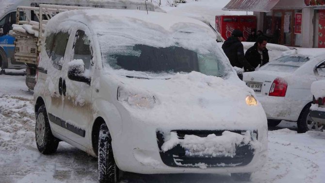Yüksekova’da Araçlar Buz Tuttu