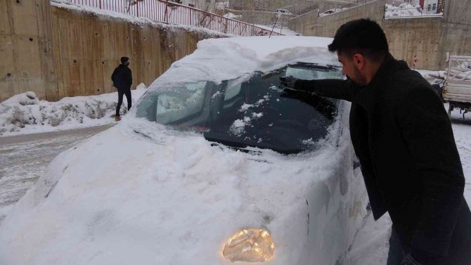 Yüksekova’da Araçlar Buz Tuttu