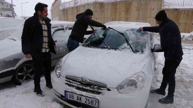 Yüksekova’da Araçlar Buz Tuttu