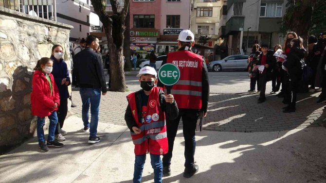 Çocuklara Uygulamalı Trafik Eğitimi Verdi