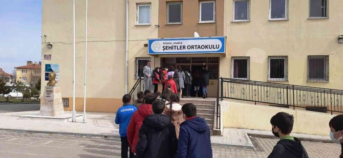 Tatbikata Katılan Öğrencilere Kek Ve Meyve Suyu