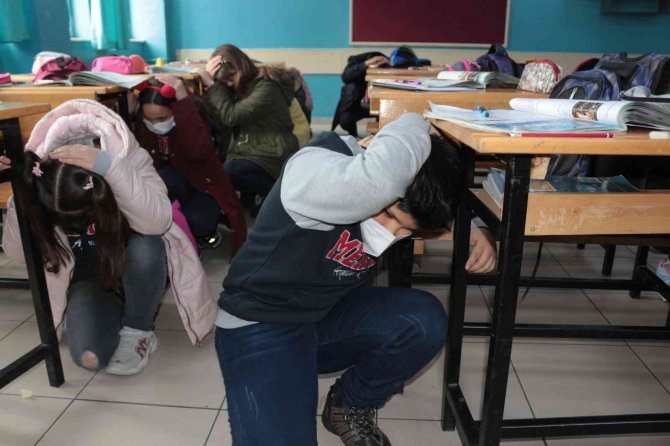 Balıkesir’de ’Deprem Anı Ve Tahliye Tatbikatı’ Yapıldı