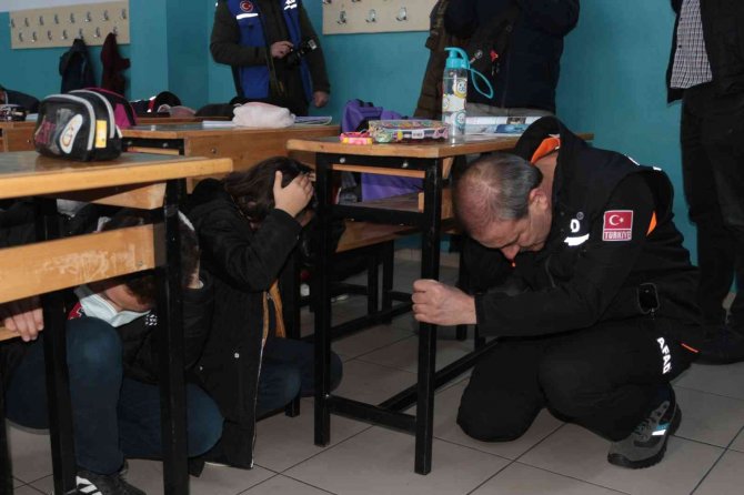 Balıkesir’de ’Deprem Anı Ve Tahliye Tatbikatı’ Yapıldı