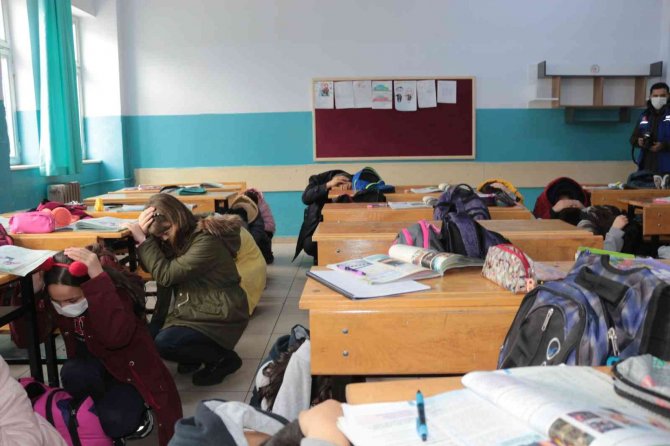 Balıkesir’de ’Deprem Anı Ve Tahliye Tatbikatı’ Yapıldı