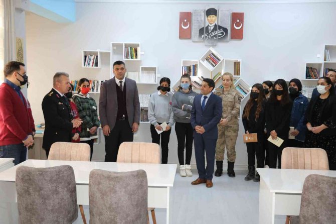 Jandarmadan Liseli Öğrencilere 3 Bin 369 Kitap