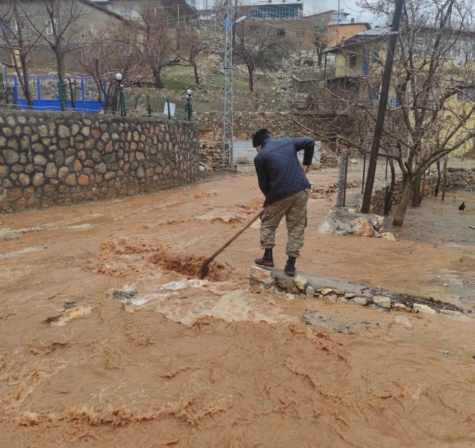 Taşan Dere Evleri Su Altında Bıraktı