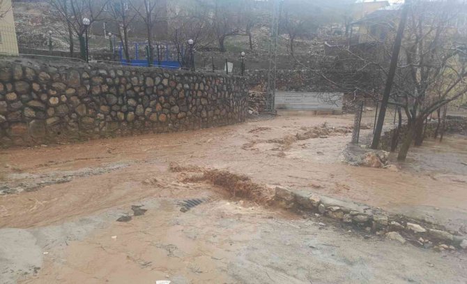 Taşan Dere Evleri Su Altında Bıraktı