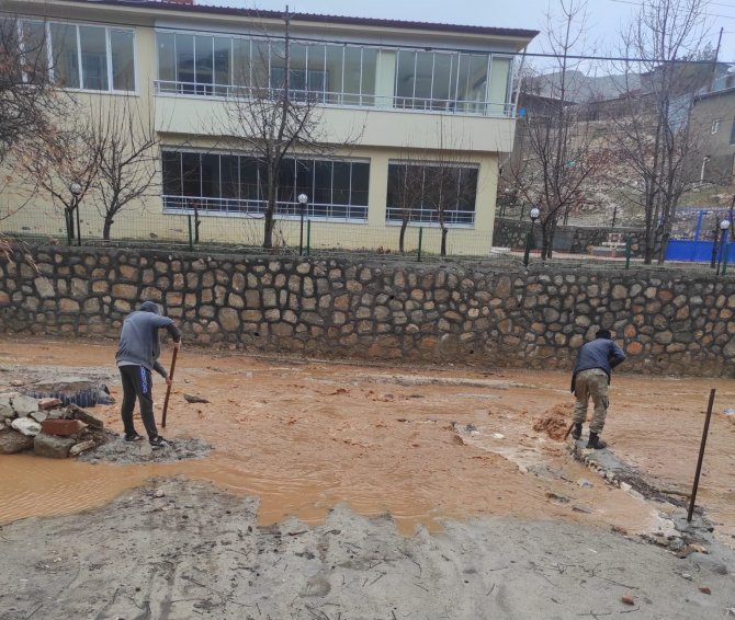Taşan Dere Evleri Su Altında Bıraktı