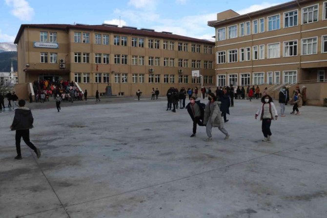 Öğrencilerin Depremde Neler Yapacağı Tatbikatla Gösterildi