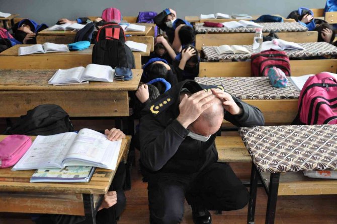 Kars’ta Gerçeği Aratmayan Deprem Tatbikatı