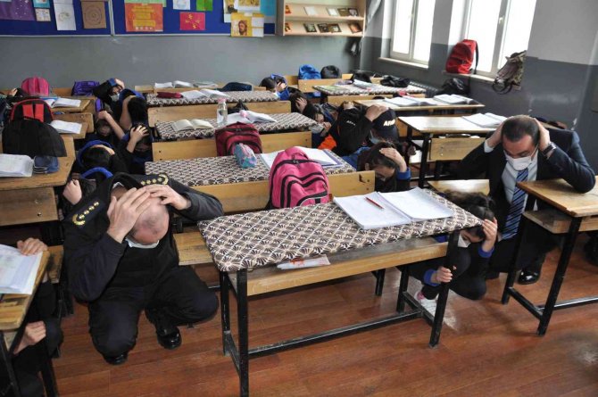 Kars’ta Gerçeği Aratmayan Deprem Tatbikatı