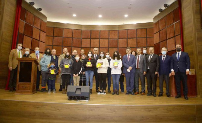 Diyabetli 70 Çocuğa Sensörlü Şeker Ölçüm Cihazı Dağıtıldı