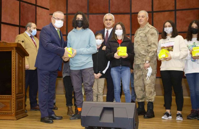 Diyabetli 70 Çocuğa Sensörlü Şeker Ölçüm Cihazı Dağıtıldı