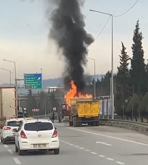 Kocaeli’de Kamyon Alev Alev Yandı
