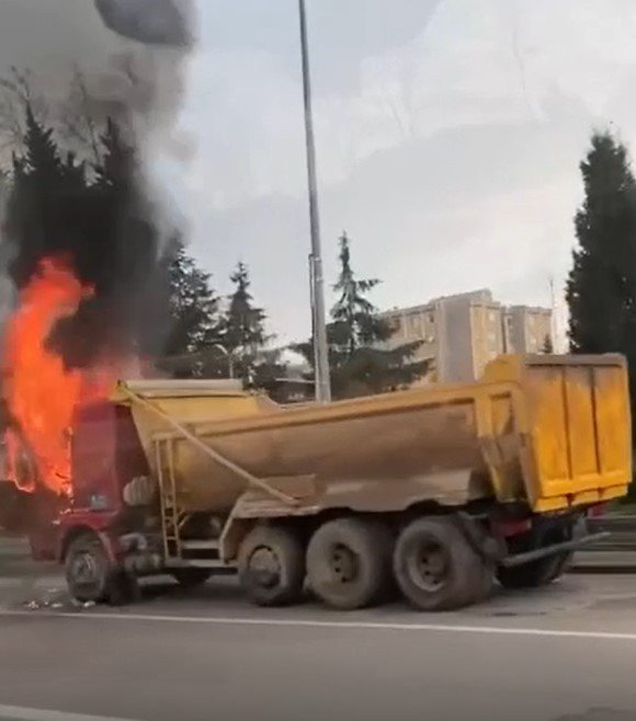 Kocaeli’de Kamyon Alev Alev Yandı