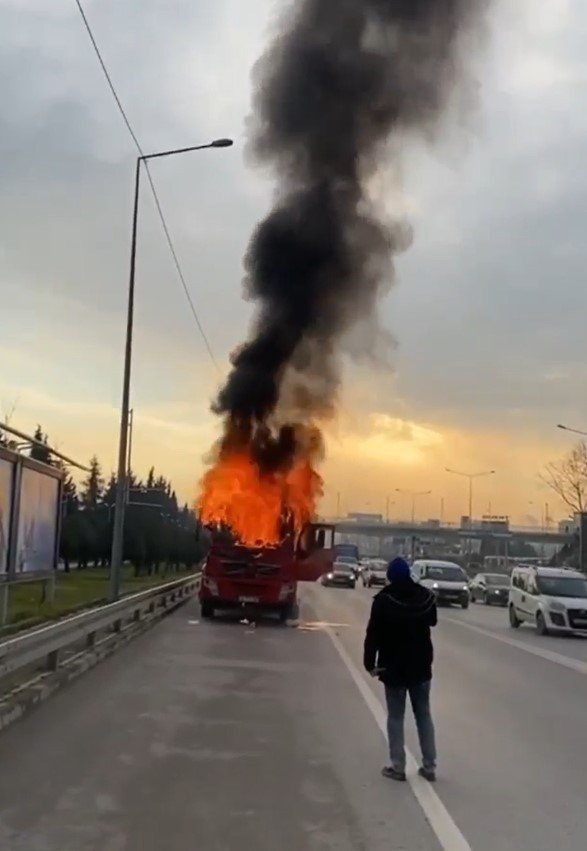Kocaeli’de Kamyon Alev Alev Yandı