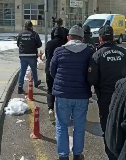 Toprağa Gömdükleri Uyuşturucuyu Çıkartırken Suçüstü Yakalandılar