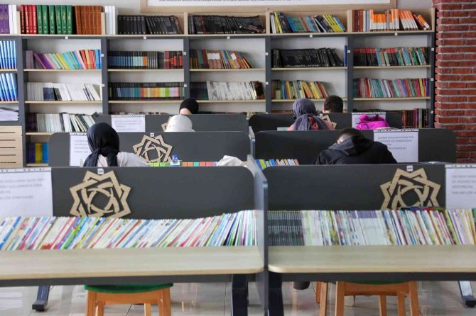 Meram Millet Kıraathanesi Gençlerin İlgi Odağı Oldu