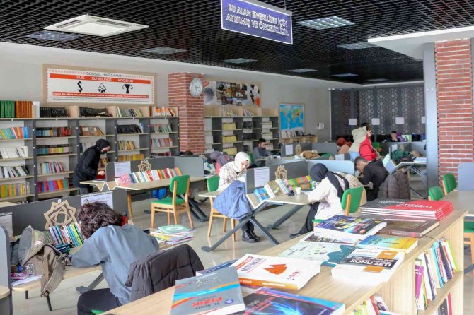Meram Millet Kıraathanesi Gençlerin İlgi Odağı Oldu
