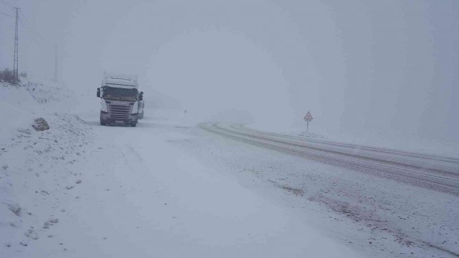 Kop Dağında Kar Ve Tipi Ulaşımı Olumsuz Etkiliyor