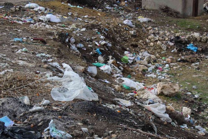 İ̇lçe Belediyesi Köydeki Çöpleri Toplamak İçin ‘Davetiye’ Bekliyor
