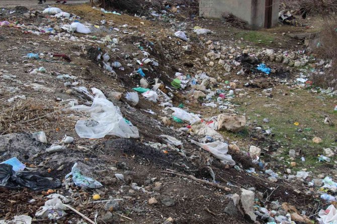 İ̇lçe Belediyesi Köydeki Çöpleri Toplamak İçin ‘Davetiye’ Bekliyor