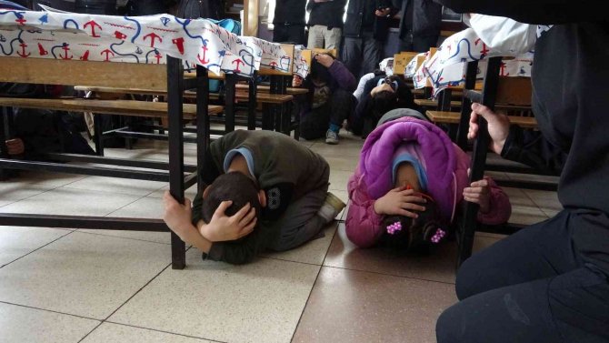 Mersin’deki Okullarda Deprem Tatbikatı