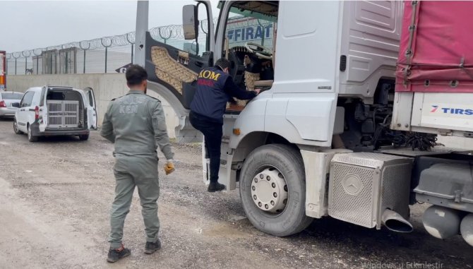 Mersin’de Bir Tırda Kaçak Sigara Ele Geçirildi