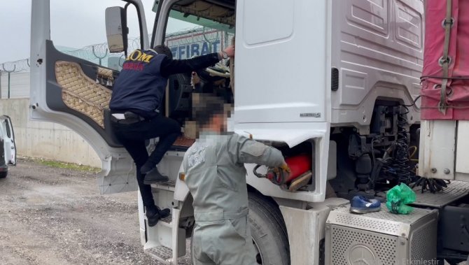 Mersin’de Bir Tırda Kaçak Sigara Ele Geçirildi