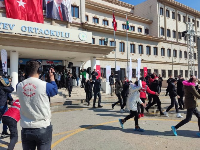 Bakan Özer Ve Bakan Soylu Öğrencilerle Birlikte Deprem Tatbikatı Yaptı