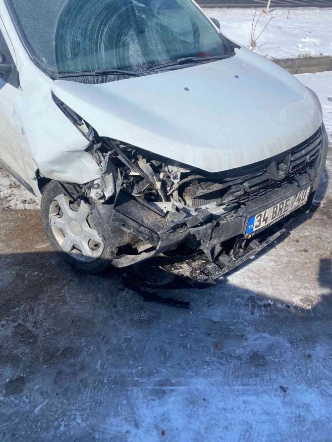 Otomobiller Kafa Kafaya Çarpıştı