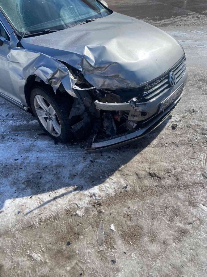 Otomobiller Kafa Kafaya Çarpıştı