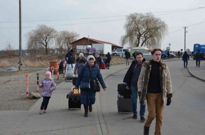 Ukraynalı Sığınmacıların Polonya’daki Medika Sınırı Kapısı’ndan Geçişleri Sürüyor