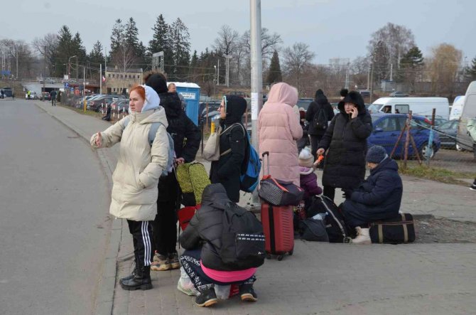Ukraynalı Sığınmacıların Polonya’daki Medika Sınırı Kapısı’ndan Geçişleri Sürüyor