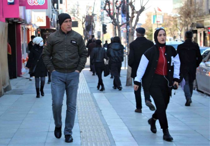 Elazığ’da Vatandaşlar Maske Takmamaya Çabuk Alıştı