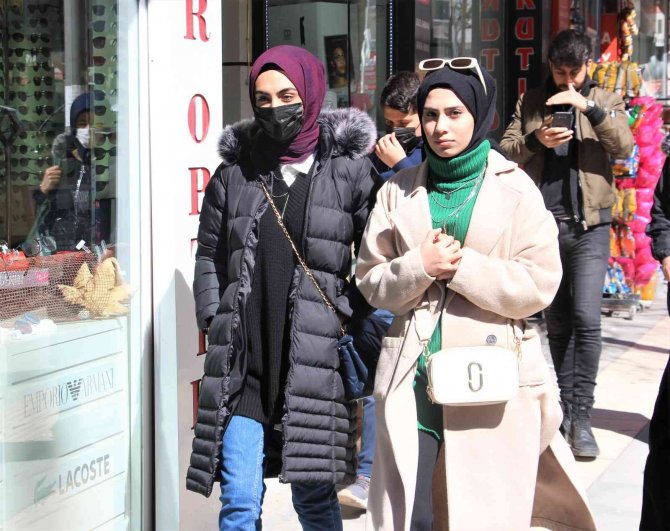 Elazığ’da Vatandaşlar Maske Takmamaya Çabuk Alıştı