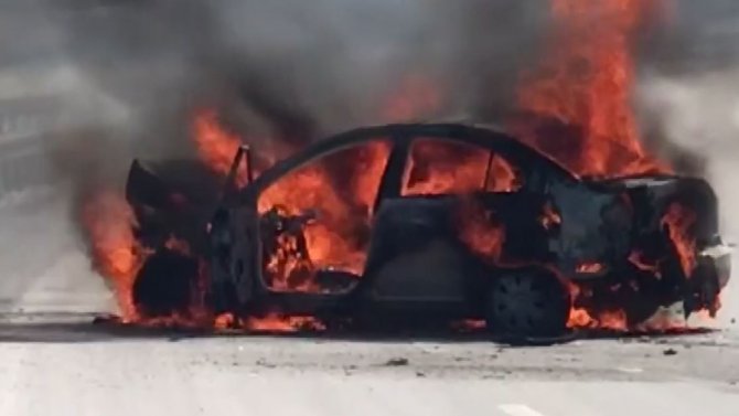 Kaza Sonrası Alev Topuna Dönen Otomobilden Karı-koca Son Anda Kurtarıldı