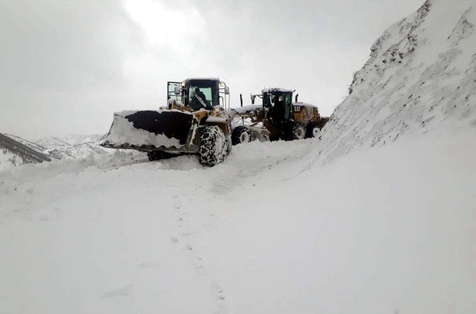 Siirt’te Karda Mahsur Kalan 10 Öğretmen Kurtarıldı