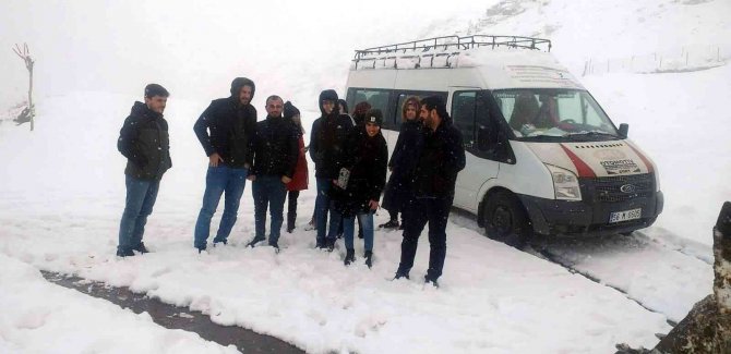Siirt’te Karda Mahsur Kalan 10 Öğretmen Kurtarıldı