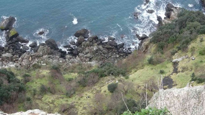 Sinop’ta Kayalıklarda Ceset Bulundu