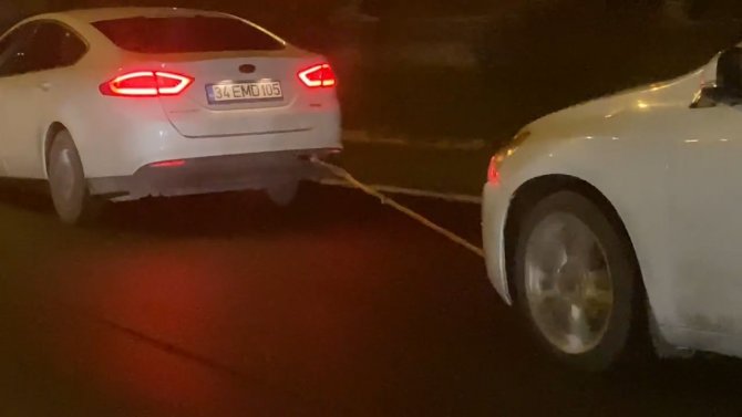 Tem’de Arızalanan Aracını Halatla Kilometrelerce Çektirdi