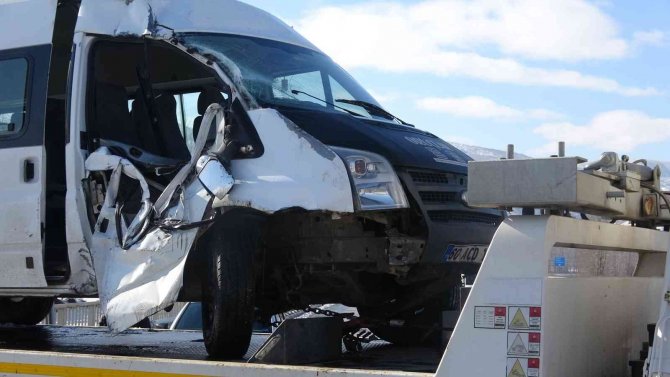 Buzlanan Yolda Askeri Personeli Taşıyan Servis Devrildi: 1 Şehit, 3 Yaralı